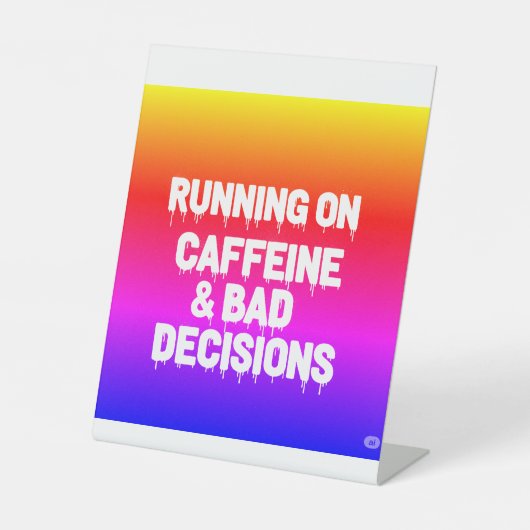 Auf Koffein und schlechten Entscheidungen lustiger Sockelschild (Vorderseite)