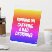 Auf Koffein und schlechten Entscheidungen lustiger Sockelschild (In SItu)