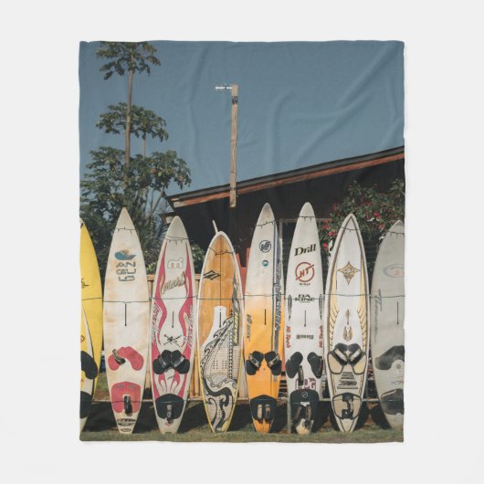Auf offenem Feld stehen verschiedene Surfbretter Fleecedecke (Vorderseite)