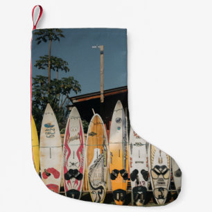 Auf offenem Feld stehen verschiedene Surfbretter Kleiner Weihnachtsstrumpf