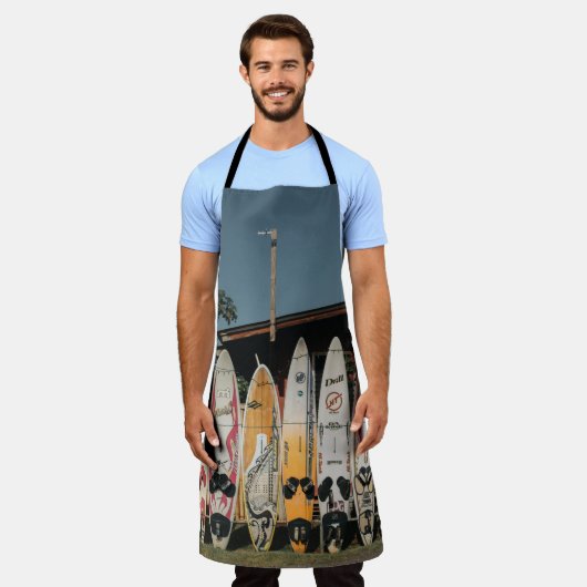 Auf offenem Feld stehen verschiedene Surfbretter Schürze (Getragen)