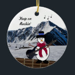 Auf Rocking Snowman Gitarre Keramik Ornament behal<br><div class="desc">Ein tolles Urlaubsdesign für einen lustigen Liebhaber der Musik-Lehrer oder jemanden,  der Lieben,  auf ihrer Gitarre zu spielen. Auf einem schneebedeckten Berghang spielte hier ein Frettboard mit einem Schneemann,  der seine E-Gitarre spielte. Ändern Sie die Nachricht,  wenn Sie möchten.</div>