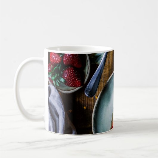 AUF RUNDGRAUER-KERAMIK SERVIERTE KABELSTÜCKE KAFFEETASSE (Links)