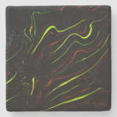 Auf schwarzem Fond zeigen sich die grünen und rote Steinuntersetzer (Vorderseite)