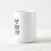 Auf unserer kostenlosen Schulden Kaffeetasse (Mittel)