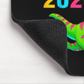 Auf Wiedersehen 2025 Hallo 2026 T Rex Frohes Neues Mousepad (Ecke)