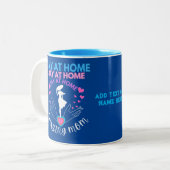 Auf Zuhause Mama Bleibe Mutter Ehefrau Blau Modern Zweifarbige Tasse (Vorderseite Links)