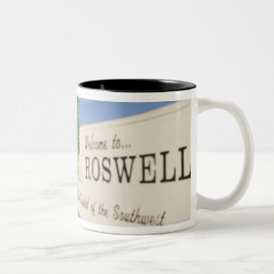 Aufblasbares alien mit Willkommen zu Roswell Zweifarbige Tasse
