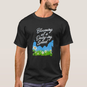 Aufblühend bei einer Gänseblümchen-Geschwindigkeit T-Shirt