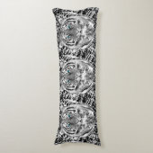 Auffallend schwarz-weiß blaue Augen Tiger Seitenschläferkissen (Vorderseite Vertikal)