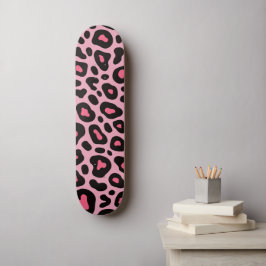 Auffallendes Druckmuster in Rosa und Schwarz-Leopa Skateboard