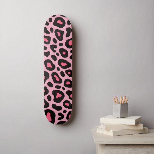 Auffallendes Druckmuster in Rosa und Schwarz-Leopa Skateboard (Wandkunst)