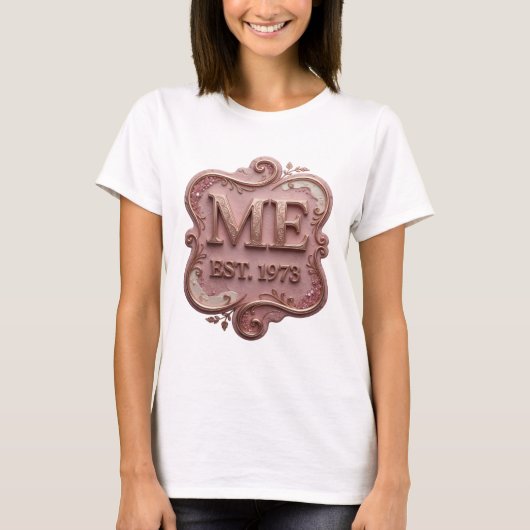 Auffallendes Gold ME EST 1973 Statement Design T-Shirt (Vorderseite)