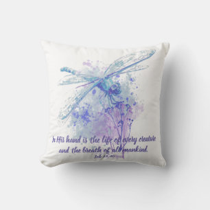 Aufgabe 12:10 Schrift Leben jeder Kreatur Kissen