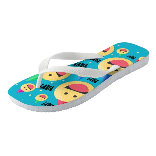 Aufgeregt Happy YAY Emojis in Party Hats Socken Badesandalen (Schrägansicht)