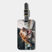 Aufgeregter Hund auf Rainy Car Ride Art Print Gepäckanhänger (Vorderseite vertikal)
