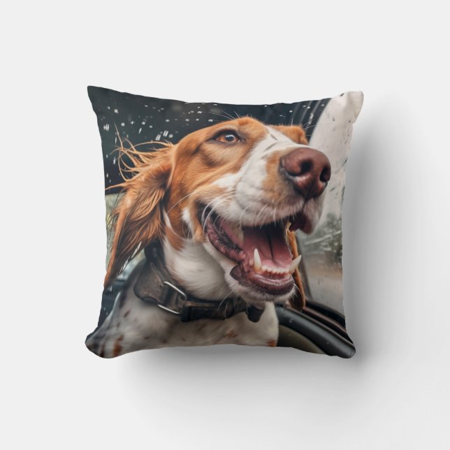 Aufgeregter Hund auf Rainy Car Ride Art Print Kissen (Vorderseite)