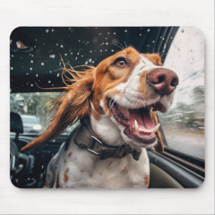 Aufgeregter Hund auf regnerischer Autofahrt Kunstp Mousepad