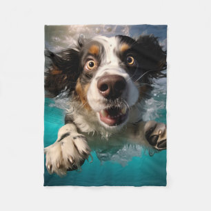 Aufgeregter Hund Schwimmt Unterwasser Design Fleecedecke