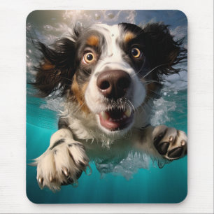 Aufgeregter Hund Schwimmt Unterwasser Design Mousepad