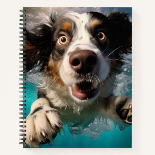 Aufgeregter Hund Schwimmt Unterwasser Design Notizblock