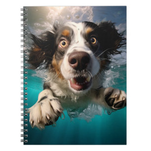 Aufgeregter Hund Schwimmt Unterwasser Design Notizblock