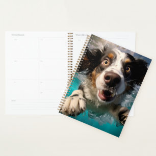 Aufgeregter Hund Schwimmt Unterwasser Design Planer