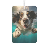 Aufgeregtes Hundeschwimmen unter Wasser Autolufterfrischer (Rückseite)