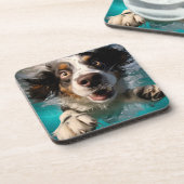 Aufgeregtes Hundeschwimmen unter Wasser Getränkeuntersetzer (Linke Seite)