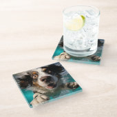 Aufgeregtes Hundeschwimmen unter Wasser Glasuntersetzer (Schrägansicht)