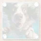 Aufgeregtes Hundeschwimmen unter Wasser Glasuntersetzer (Rückseite)