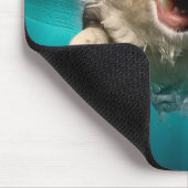 Aufgeregtes Hundeschwimmen unter Wasser Mousepad (Ecke)