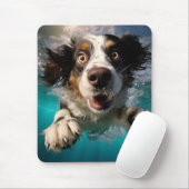 Aufgeregtes Hundeschwimmen unter Wasser Mousepad (Mit Mouse)