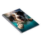 Aufgeregtes Hundeschwimmen unter Wasser Notizblock (Rechte Seite)