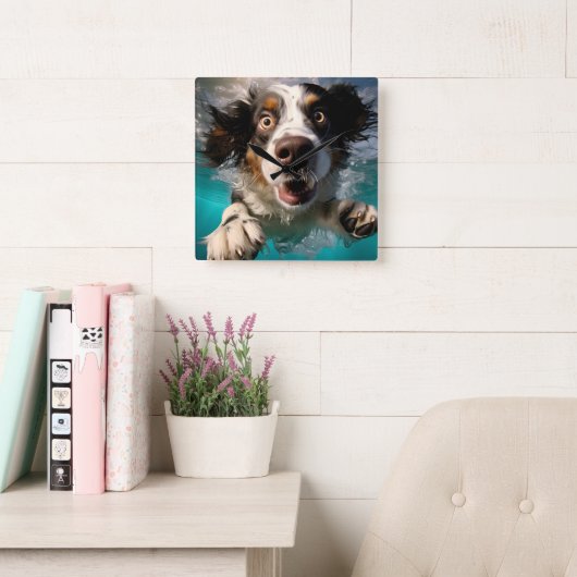 Aufgeregtes Hundeschwimmen unter Wasser Quadratische Wanduhr (Lesesaal)