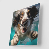 Aufgeregtes Hundeschwimmen unter Wasser Quadratische Wanduhr (Winkel)