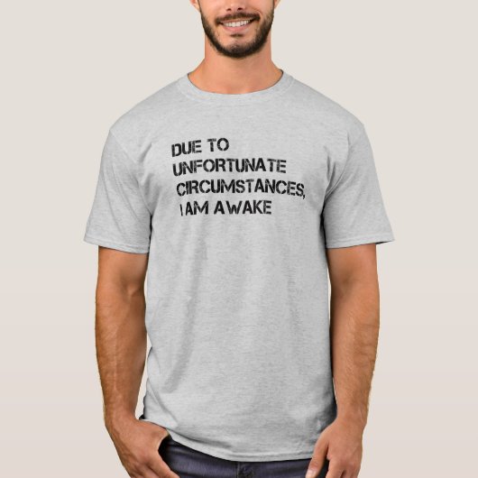 Aufgrund unglücklicher Umstände bin ich wach T-Shirt (Vorderseite)