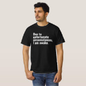 Aufgrund unglücklicher Umstände bin ich wach Text T-Shirt (Vorne ganz)