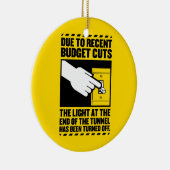 Aufgrund von Haushaltskürzungen ist das Licht am E Keramik Ornament (Rechts)