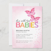 Aufgrund von zwei rosa Schmetterlingen Twins Baby Einladung (Vorderseite)
