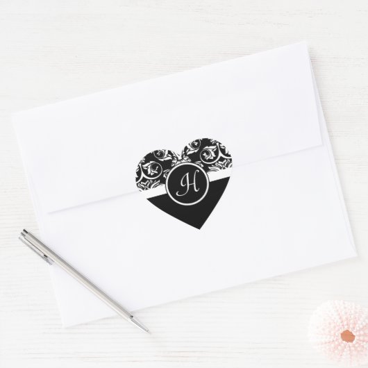 Aufkleber für Schwarz-Weiß-Monogramm-Herzklopfen (Umschlag)