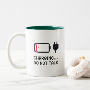 Aufladen… Nicht Reden – Battery-Tasse für Morgen Zweifarbige Tasse