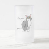 Aufmerksame graue und weiße Katze Mattglas Bierglas (Mittel)
