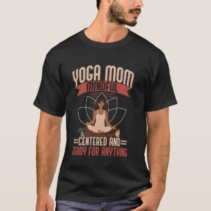 Aufmerksame zentrierte und bereite Yoga-Mama für a T-Shirt