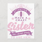 Aufmerksamkeit habe ich eine verrückte Schwester Postkarte (Vorderseite)