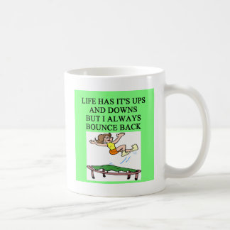 aufprallender Trampolinewitz des Lebens Kaffeetasse