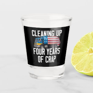 Aufräumen nach vier Jahren Trump-Müllwagen-Scheiße Schnapsglas