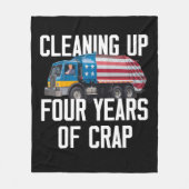 Aufräumen von vier Jahren Müll-Trump-Müllwagen Fleecedecke (Vorderseite)