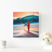 Aufrecht Surfbrett in Sand mit Wave Quadratische Wanduhr (Zuhause)