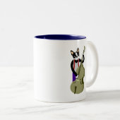 Aufrechter Bass-Spieler Bostons Terrier Zweifarbige Tasse (VorderseiteRechts)
